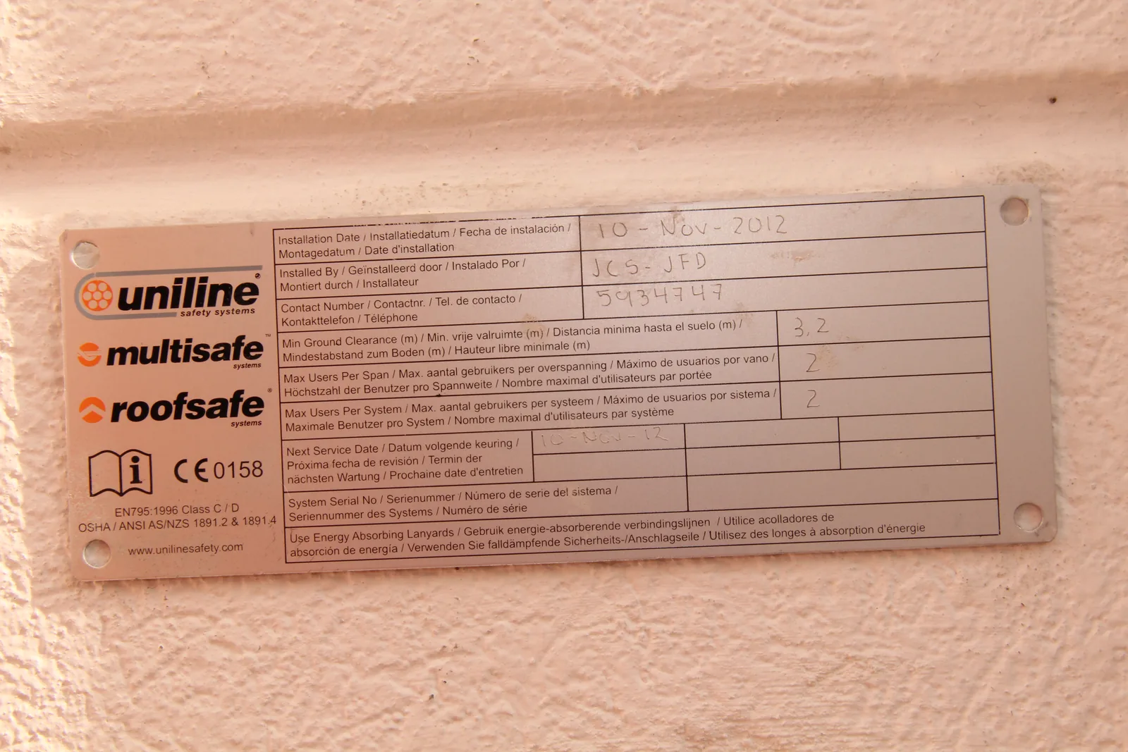 Placa de identificación de un sistema de línea de vida horizontal con distancia mínima al suelo, número máximo de usuarios por vano y normas EN 795